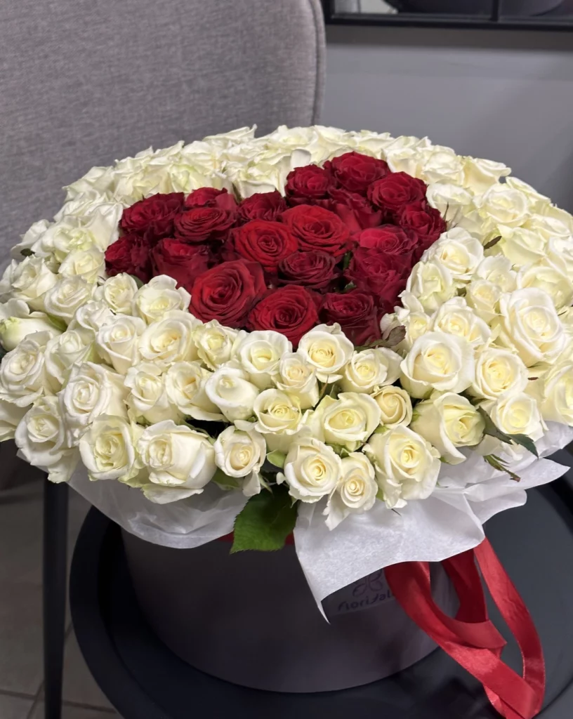 Композиция в коробке Love is: прямой путь к сердцу kompozitsiya-v-korobke-love-is:-pryamoy-puty-k-serdtsu